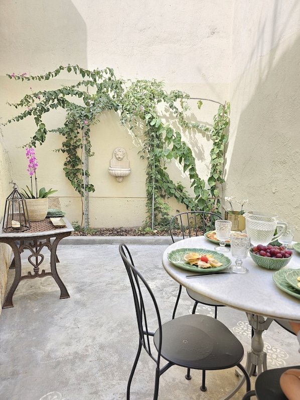 Outdoor dining