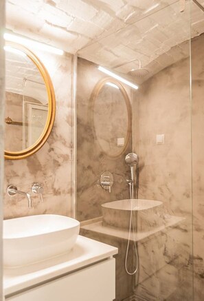 Douche, sèche-cheveux, serviettes fournies, shampoing