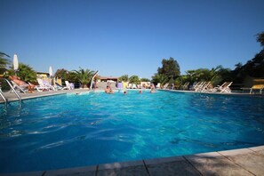Piscine extérieure (ouverte en saison), parasols de plage