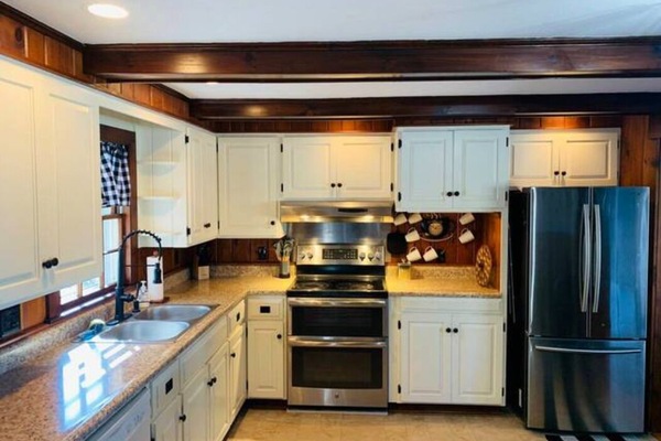 Frigorifero, microonde, forno, piano cottura