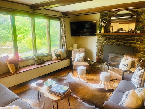 Perfect Lake or Mountain Getaway Less Than 5 Minutes Away