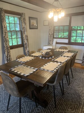 Dining - Perfect Lake or Mountain Getaway Less Than 5 Minutes Away (Sunapee)