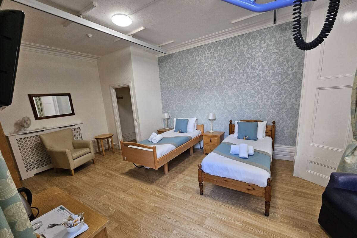 Habitación estándar con 2 camas individuales, con acceso para personas discapacitadas | Escritorio, tabla de planchar con plancha, wifi gratis y ropa de cama