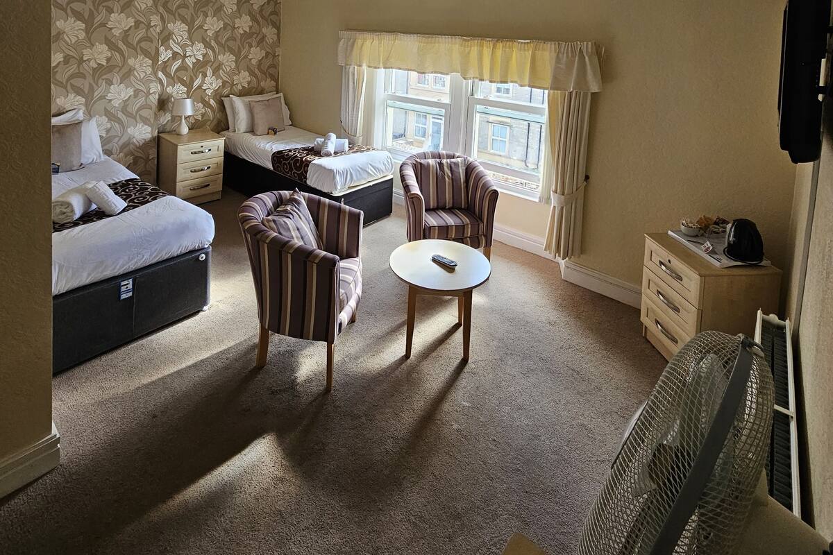 Habitación estándar con 2 camas individuales | Escritorio, tabla de planchar con plancha, wifi gratis y ropa de cama