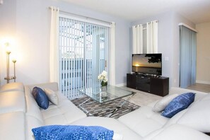 House, Multiple Beds, Private Pool, Pool View | Living room