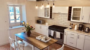 House, Multiple Beds | Private kitchen | Fridge, microwave, oven, stovetop