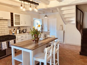 Maison, Plusieurs lits | Cuisine privée | Réfrigérateur, four à micro-ondes, un four, surface de cuisson