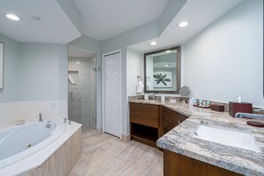 Badewanne, Haartrockner, Handtücher