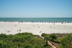 På stranden