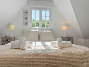 3 bedrooms, travel cot, WiFi, bed sheets