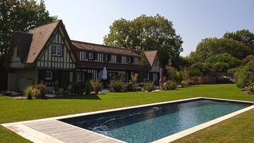 Piscina a l'aire lliure i piscina climatitzada