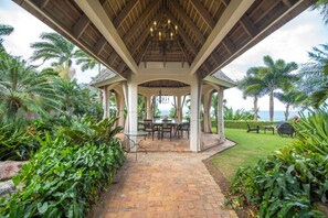 Outdoor dining - The Bambu Villa (Montego Bay)