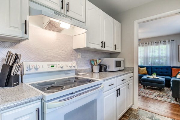 Frigorífico, microondas, horno y placa de cocina