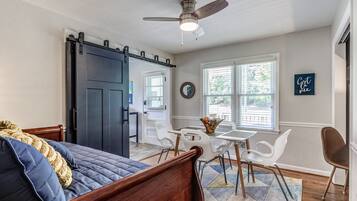 2 soveværelser, skrivebord, strygejern/strygebræt, weekendseng