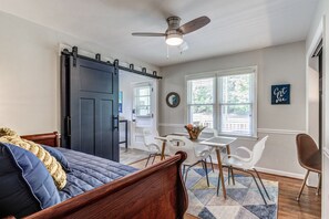 2 habitaciones, escritorio y tabla de planchar con plancha