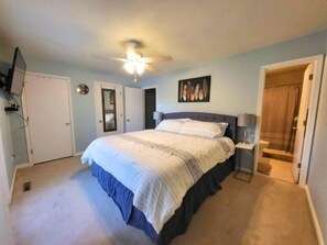 2 عدّة غرف نوم وأسرّة بإسفنج يتكيف مع شكل الجسم ومكتب وخدمة الإنترنت