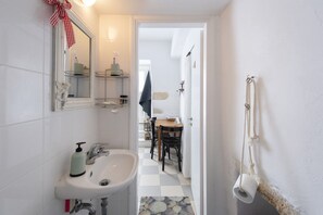Secadora de cabello, toallas, papel de baño