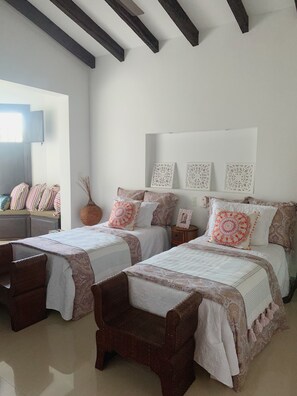 6 bedrooms, WiFi, bed sheets - PRIVATE VILLA WITH PRIVATE LAKE AND RIVER VIEW (Puerto Salgar)