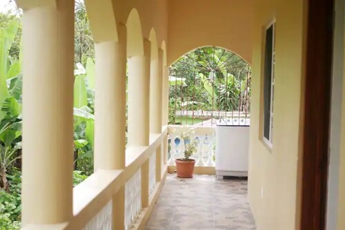 Modern Studio #2 - Queen Bed. Free wifi & parking