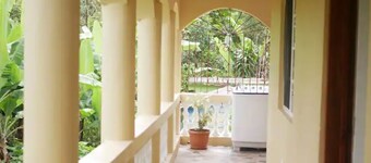 Modern Studio #2 - Queen Bed. Free wifi & parking