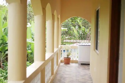 Modern Studio #2 - Queen Bed. Free wifi & parking