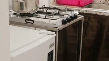 冷蔵庫、コンロ、ミキサー、調理器具と食器