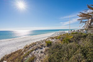 Beach nearby, sun loungers, beach towels - Hidden Gem, South of 30A w/ Private Beach Access (Panama City Beach)