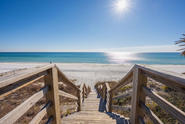 Nära stranden, solstolar och strandhanddukar