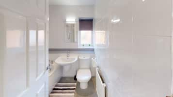 Business House | Bathroom | Combined shower/bathtub