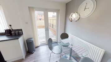 Business House | Private kitchen | Full-size fridge, microwave, oven, stovetop