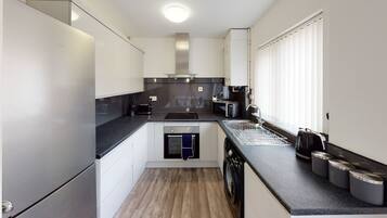 Business House | Private kitchen | Full-size fridge, microwave, oven, stovetop