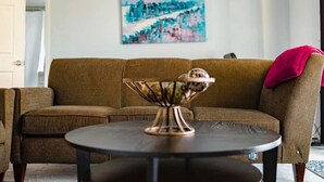 A living room with a brown sofa, a round coffee table, and a decorative bowl on the table. - Beautiful Paris in El Paso Home❤️ 3BR Near Ft Bliss (El Paso)