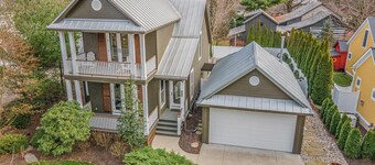 IN TOWN Luxury Resort -hot tub, heated pool & a two season entertainment room