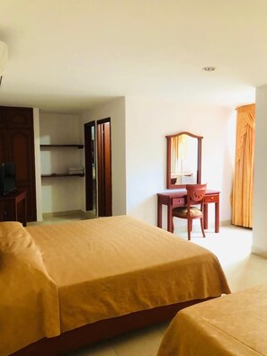 Quarto triplo básico, várias camas | Frigobar, escrivaninha, espaço de trabalho para notebook