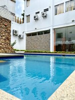 Una piscina al aire libre