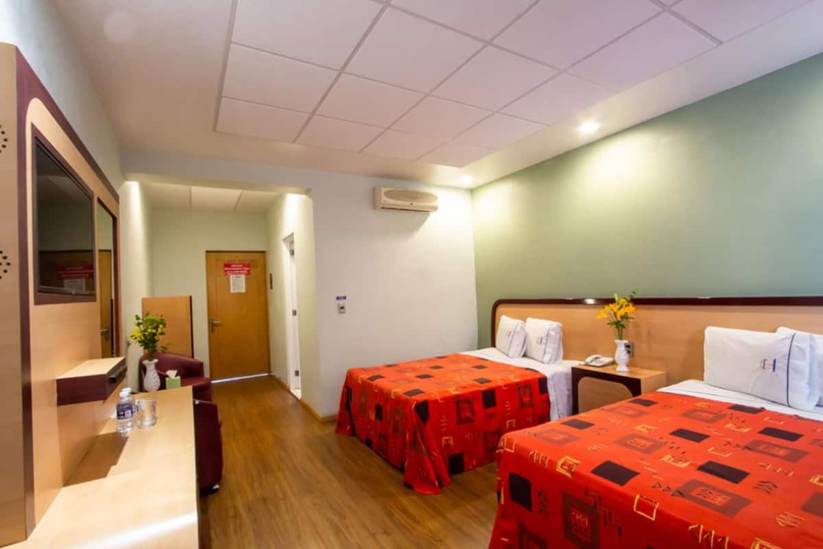 高级双人房 | 遮光窗帘、熨斗/熨衣板、免费 WiFi、床单