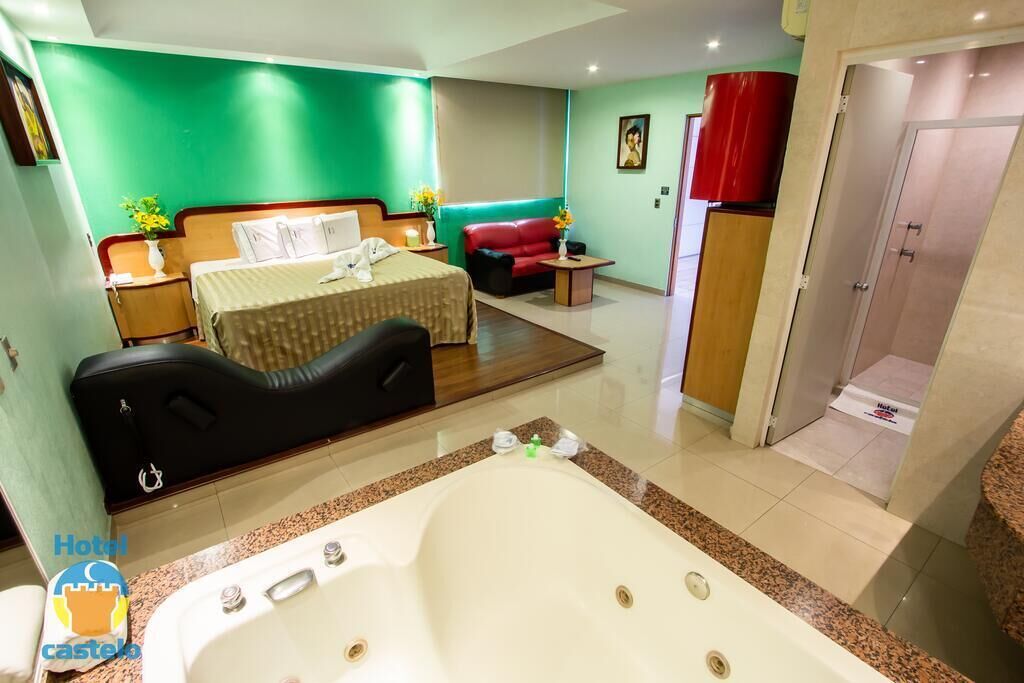 Cortinas blackout, tabla de planchar con plancha y wifi gratis 