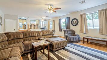 Smart TV, table tennis, stereo