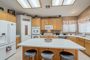 Fridge, microwave, oven, stovetop - Very Large 5br, Arrowhead Ranch, Games, Quiet, Relaxing (Glendale)