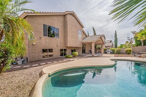 A house with a swimming pool, a patio, and a garden. - Very Large 5br, Arrowhead Ranch, Games, Quiet, Relaxing (Glendale)