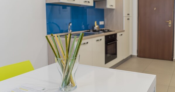 冷蔵庫、電子レンジ、オーブン、コンロ