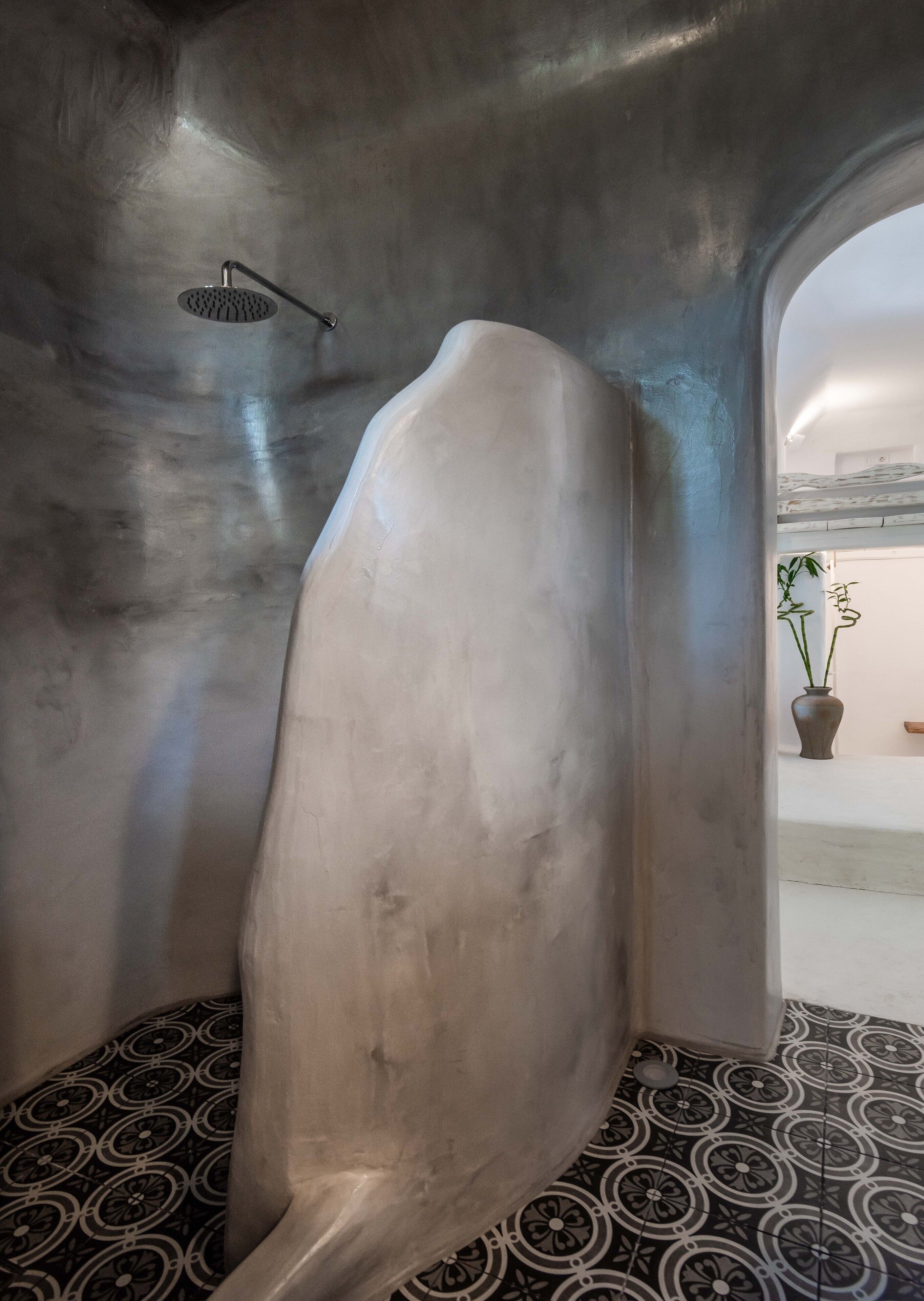 Deluxe-Suite | Badezimmer | Dusche, Regendusche, kostenlose Toilettenartikel, Haartrockner