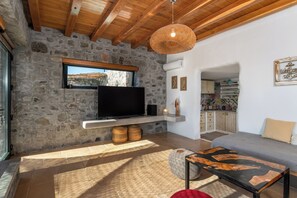 Deluxe Suite | Living area | 65-inch flat-screen TV with cable channels, Smart TV