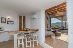 Deluxe Suite | Private kitchen | Fridge, microwave, stovetop, coffee/tea maker