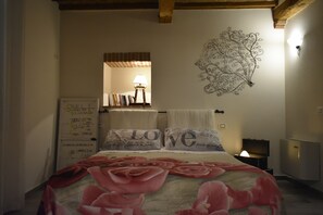 1 chambre, fer et planche à repasser, lit de bébé portatif
