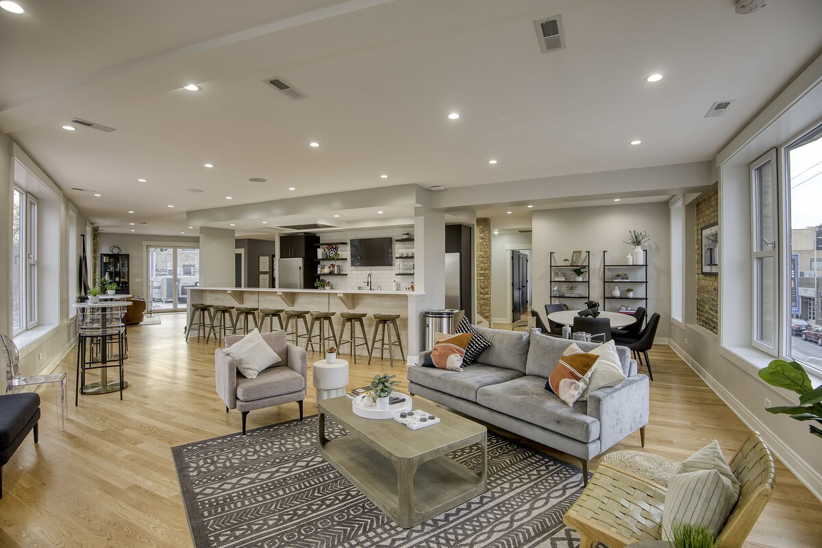 "Holy Cow"! 4bed 4bath Duplex Penthouse w/ 3,000 sqft Private Roof-Deck!