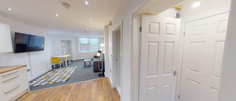 Business Apartment | Living area | Flat-screen TV