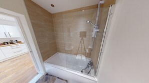 Business Apartment | Bathroom | Combined shower/tub - Apartment 332 (Hull)