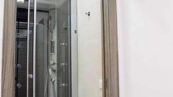 Een douche, een haardroger, een bidet, handdoeken