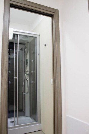 Shower, hair dryer, bidet, towels - Family three-room apartment (Catania)